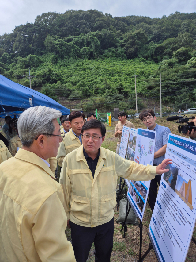 김성환 환경부 장관이 지난달 6일 경남 의령군 가례천댐 후보지 현장을 점검하고 있다. 환경부 제공