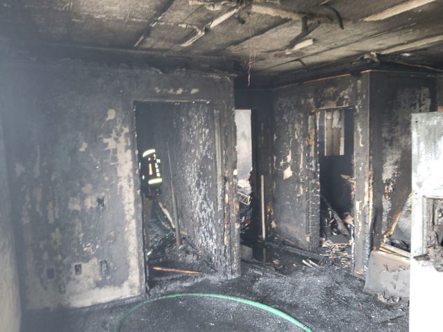 30일 오전 불이 난 울산 중구 빌라 내부. 벽과 천장이 시커멓게 그을리고 집기 또한 불에 타 잿더미로 변했다. 울산소방본부 제공