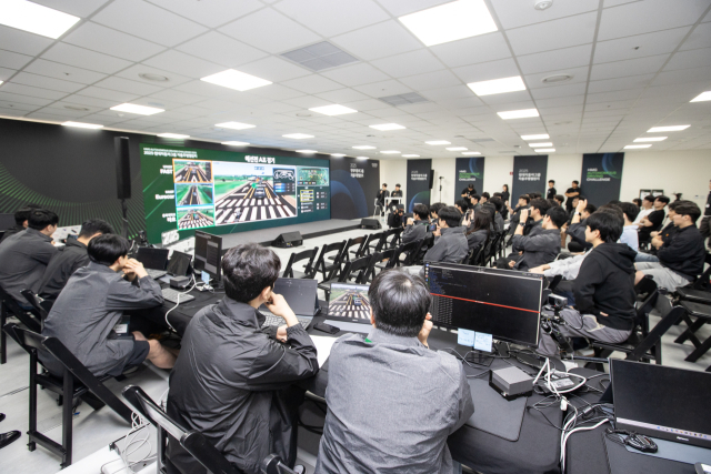 ‘2025 자율주행 챌린지’ 2차 대회 예선 참가 대학생들이 가상도로 환경에서 자율주행 미션을 수행하고 있다. 현대차그룹 제공