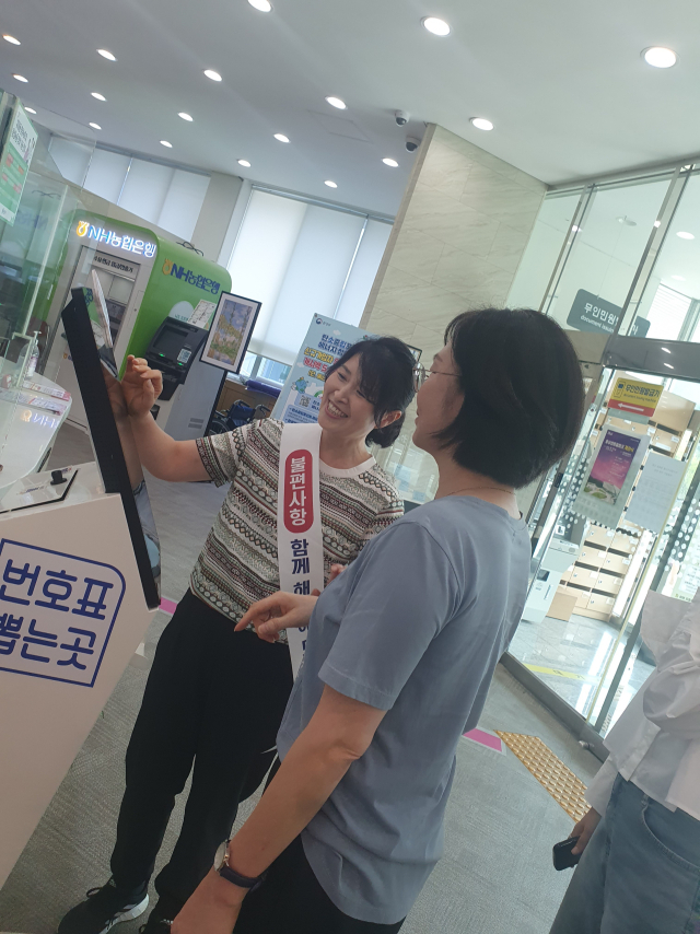 양산시가 국가정보자원관리원의 행정정보시스템 화재로 인한 장애와 복구가 늦어지면서 민원 서비스에 차질이 빚어지자, 시민 불편 최소화를 위해 보조 인력을 투입키로 했다.양산시 제공