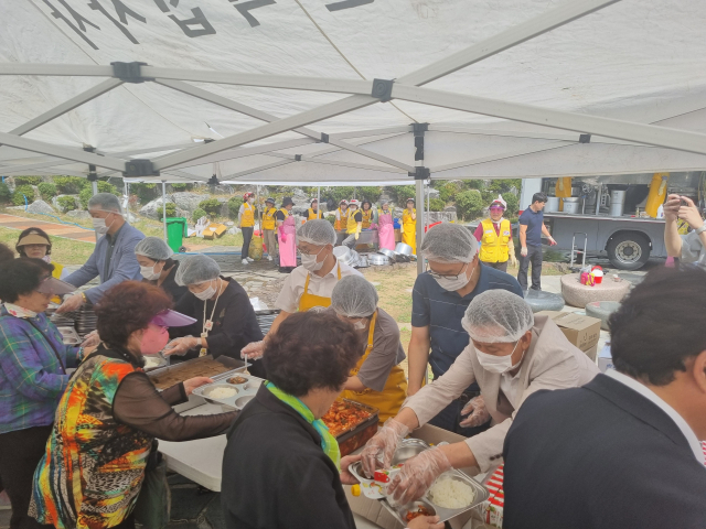 경남 양산시 시민통합위원회(위원장 박원현)는 30일 평산동 휴먼시아 아파트에서 열린 대한적십자사 양산지구협의회 무료급식 행사에 300만 원을 기탁했다. 위원들은 또 이날 무료급식 봉사활동에도 동참했다.