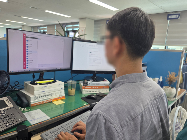 부산시가 정부 전산 마비 장기화가 예상됨에 따라 민간 메신저 ‘네이버 웍스’를 긴급 투입했다. 사진은 부산 지역 한 구청 직원이 네이버 웍스 메신저를 사용하는 모습. 영도구청 제공