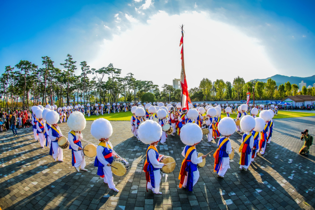 풍물굿 ARTFESTA-북춤 100인무 공연 모습. 풍물굿패 소리결 제공