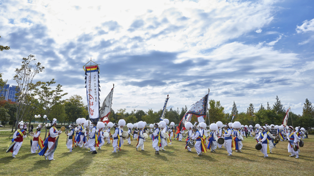 풍물굿 ARTFESTA-북춤 100인무 공연 모습. 풍물굿패 소리결 제공