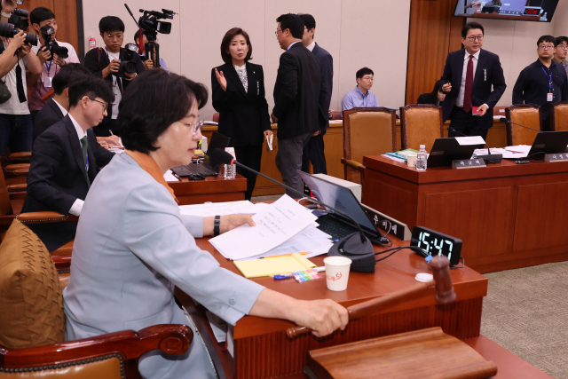 30일 국회 법제사법위원회 전체회의에서 더불어민주당 추미애 위원장이 대법원에 대한 현장검증 실시계획서 채택의 건을 의결하며 의사봉을 두드리고 있다. 이에 반대하는 국민의힘 나경원 의원 등 위원들이 항의하며 회의장을 나가고 있다. 연합뉴스
