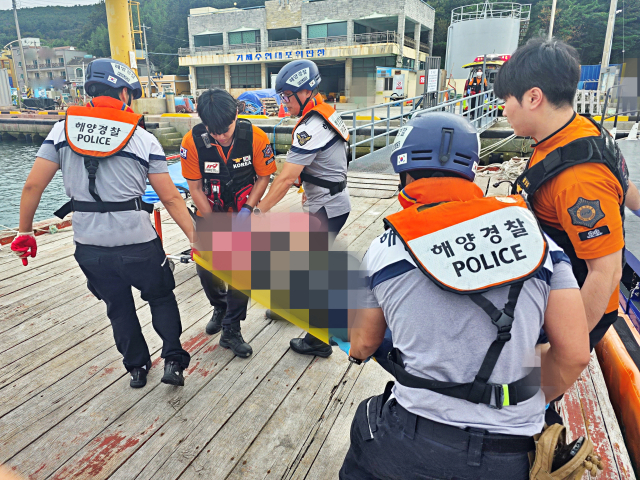 30일 오후 3시 20분께 통영시 매물도 인근 해상에서 문어잡이를 하던 20대 외국인 선원이 조업 중 바다에 빠졌다가 동료들에게 구조돼 육지 병원으로 이송됐지만 숨졌다. 해경 구조대가 의식이 없는 익수자를 구조해 119구급대에 인계하고 있다. 통영해양경찰서 제공