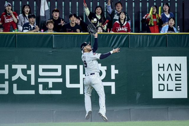 롯데 자이언츠 레이예스가 지난달 29일 인천에서 열린 2025 프로야구 SSG 랜더스전에서 위로 뛰어오르면서 상대 타구를 잡아내고 있다. 롯데 자이언츠 제공
