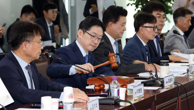 김경수 지방시대위원장이 30일 세종시 지방시대위원회에서 열린 제22차 회의에서 회의 시작을 알리고 있다. 이날 회의에서는 '5극3특 국가균형성장 추진전략'에 관해 논의한다. 연합뉴스