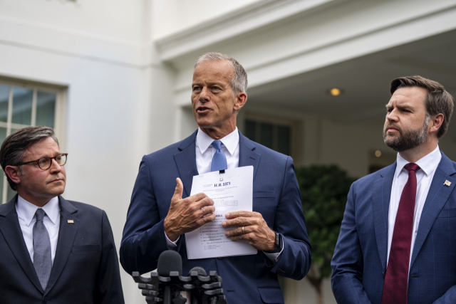 존 튠(가운데) 미국 공화당 상원 원내대표가 지난달 29일(현지 시간) 발언하고 있다. UPI