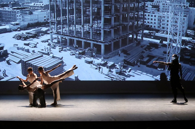 3일 KBS부산홀에서 열리는 한국예총 '2025 스포츠예술페스티벌' 무대에 오르는 아이디발레단의 '철근 위의 백조' 공연 장면. 부산무용협회 제공