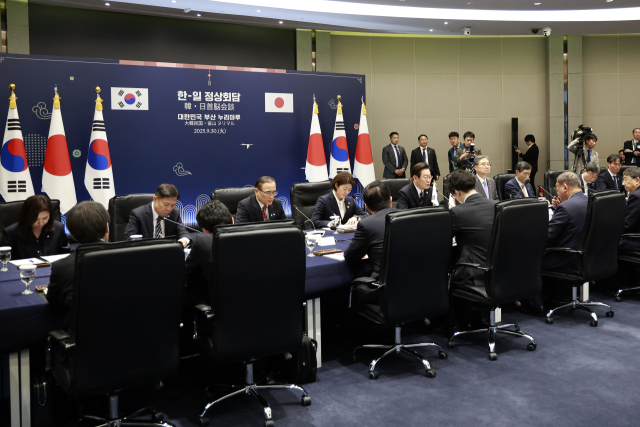 이재명 대통령과 이시바 시게루 일본 총리가 30일 부산 누리마루 APEC 하우스에서 한일 정상회담을 하고 있다. 연합뉴스