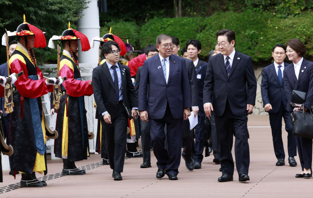 이재명 대통령과 이시바 시게루 일본 총리가 30일 한일 정상회담을 위해 부산 누리마루 APEC 하우스에 입장하고 있다. 연합뉴스