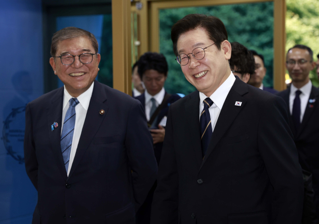 이재명 대통령과 이시바 시게루 일본 총리가 30일 한일 정상회담을 위해 부산 누리마루 APEC 하우스에 입장하고 있다. 연합뉴스