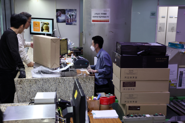 국가정보자원관리원 화재로 중단된 우편 서비스 중 우체국 창구 신선식품 접수가 재개된 30일 서울중앙우체국에 관계자가 신선식품을 접수 받고 있다. 연합뉴스