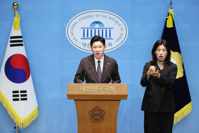 국민의힘 진종오 의원이 30일 서울 여의도 국회 소통관에서 더불어민주당의 특정종교단체 신도를 동원한 권리당원 조작 시도 의혹을 폭로하고 있다. 연합뉴스