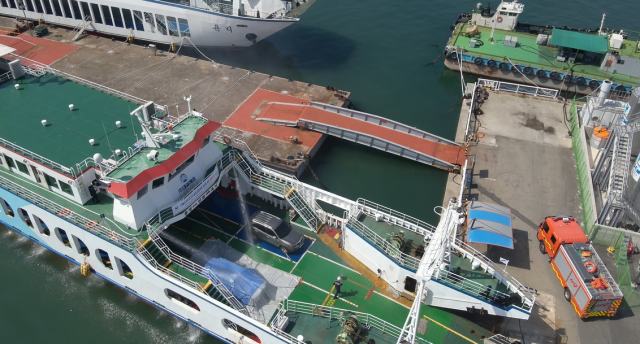 지난 9월 2일 통영항에서 재난안전통신망을 활용한 전기차 화재 유관기관 합동훈련 모습을 드론으로 송출하는 모습. 한국해양교통안전공단(KOMSA) 제공