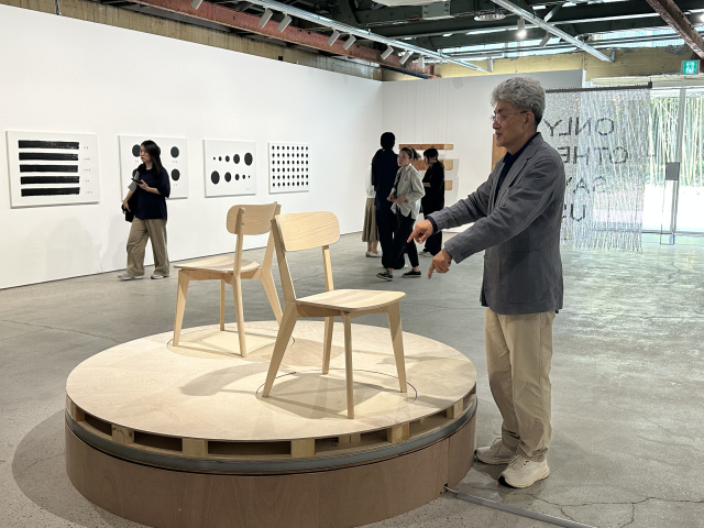 안규철 작가와 ‘두 개의 의자’. 김은영 기자 key66@