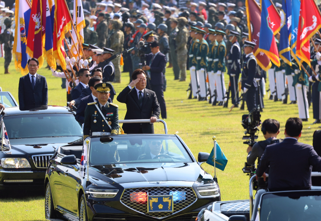 이재명 대통령이 1일 충남 계룡대 대연병장에서 열린 건군 77주년 국군의 날 기념행사에서 열병차량에 탑승해 거수경례하고 있다. 연합뉴스