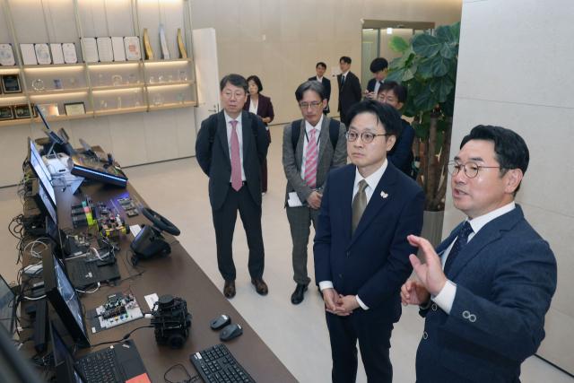 김정관 산업통상자원부 장관이 지난 30일 경기도 성남시에 소재한 차량용 반도체 설계 전문 팹리스 기업인 텔레칩스를 방문해 이장규 텔레칩스 대표이사로부터 운영현황을 듣고 있다. 산업부 제공