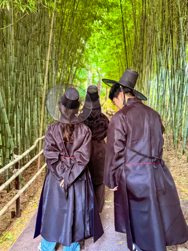 명절 연휴 부산박물관에서 진행하는 ‘보름달 헌터스’ 복장 체험 모습. 부산박물관 제공