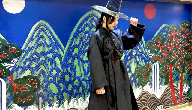 명절 연휴 부산박물관에서 진행하는 ‘보름달 헌터스’ 복장 체험 모습. 부산박물관 제공