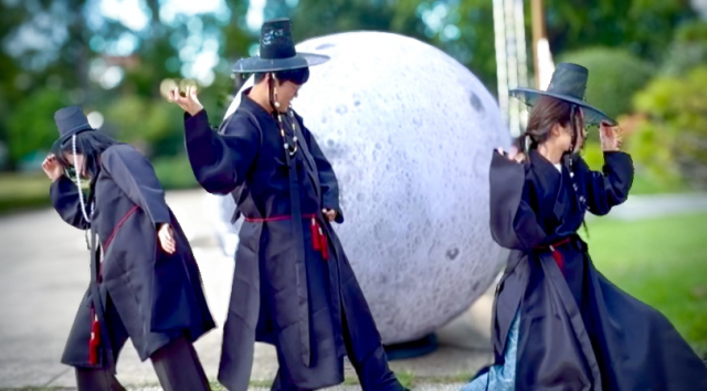 명절 연휴 부산박물관에서 진행하는 ‘보름달 헌터스’ 복장 체험 모습. 부산박물관 제공