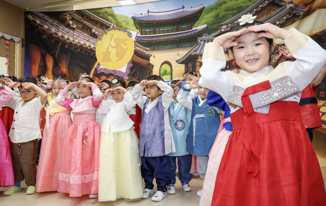추석 연휴를 앞둔 1일 부산 부산진구청 직장어린이집에서 한복을 곱게 차려 입은 어린이들이 큰절하는 방법 등 명절 예절을 배우고 있다. 김종진 기자 kjj1761@