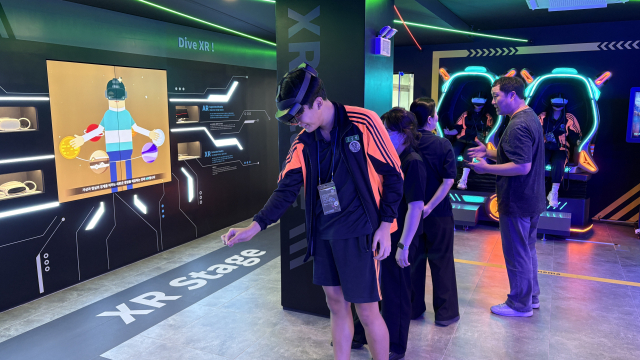 지난 1일 부산 북구 SWAI교육거점센터에서 이사벨중학교 3학년 학생들이 XR 시설을 체험하고 있다. 이상배 기자 sangbae@