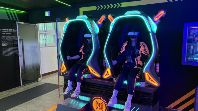 1일 오전 11시 부산 북구 SW·AI교육거점센터 1층 XR 스테이지에서 이사벨중학교 학생 2명이 VR 기기를 체험하고 있다. 이상배 기자 sangbae@busan.com