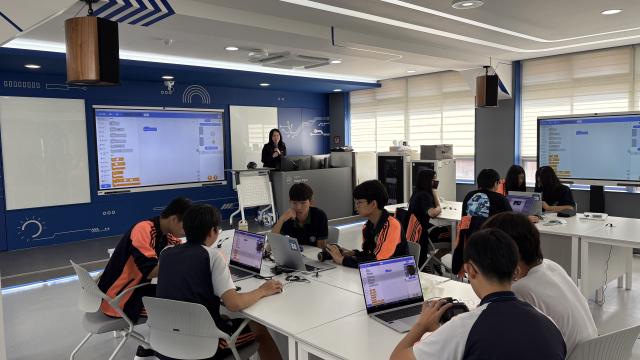 1일 오전 11시 20분 부산 북구 SW·AI교육거점센터 3층 로봇파크에서 이사벨중학교 학생 20여 명이 프로그래밍을 통해 로봇을 움직이는 수업을 듣고 있다. 이상배 기자 sangbae@busan.com