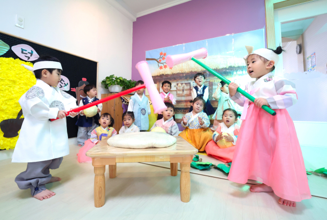 1일 경남 함양군 함양읍 성민어린이집 원아들이 추석을 맞아 한복을 곱게 차려입고 우리나라 전통인 떡메치기를 하고 있다. 떡메치기는 찹쌀 등 떡 재료를 찐 뒤, 떡판 위에서 떡메로 여러 번 두드려 찰지고 쫄깃한 떡을 만드는 전통 방식이다. 함양군 제공