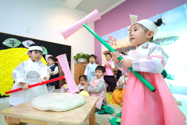 1일 경남 함양군 함양읍 성민어린이집 원아들이 추석을 맞아 한복을 곱게 차려입고 우리나라 전통인 떡메치기를 하고 있다. 떡메치기는 찹쌀 등 떡 재료를 찐 뒤, 떡판 위에서 떡메로 여러 번 두드려 찰지고 쫄깃한 떡을 만드는 전통 방식이다. 함양군 제공