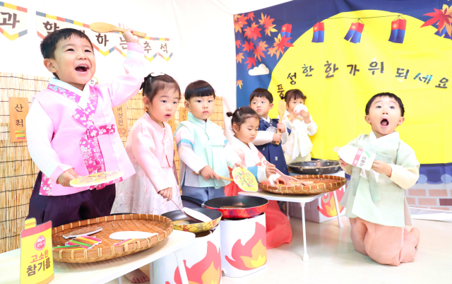 1일 경남 함양군 함양읍 성민어린이집 원아들이 추석을 맞아 한복을 곱게 차려입고 우리나라 전통인 떡메치기를 하고 있다. 떡메치기는 찹쌀 등 떡 재료를 찐 뒤, 떡판 위에서 떡메로 여러 번 두드려 찰지고 쫄깃한 떡을 만드는 전통 방식이다. 함양군 제공