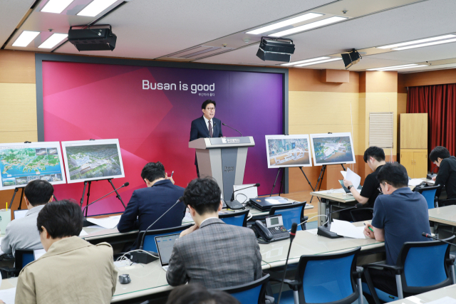 박형준 부산시장이 1일 부산시청 기자회견장에서 차세대 부산형 급행철도(BuTX)의 민자 적격성 조사 통과를 발표하고 있다. 부산시 제공