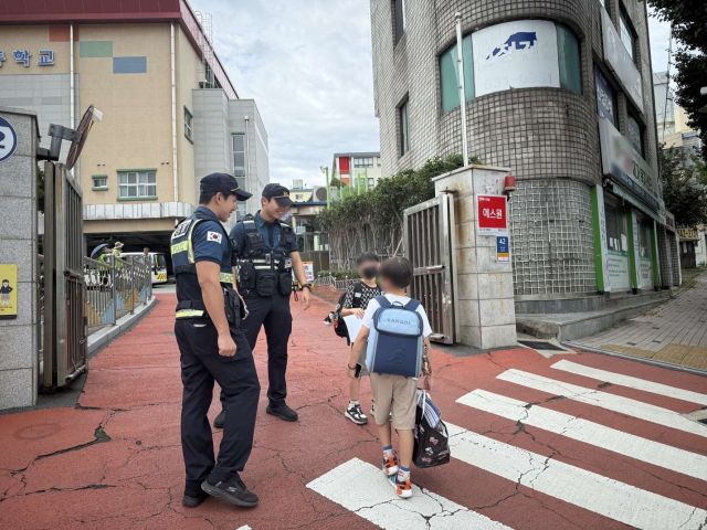 부산 경찰이 미성년자 약취·유인 예방을 위해 학교와 통학로 주변에서 순찰을 실시하는 모습. 부산경찰청 제공