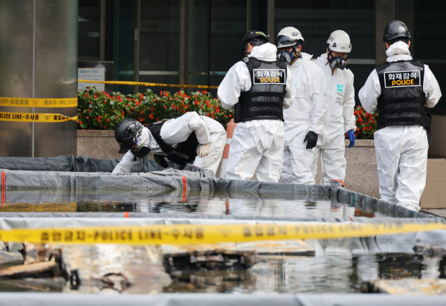 지난달 30일 오전 대전 유성구 국가정보자원관리원(국정자원) 화재 현장에서 감식 관계자들이 불이 붙었던 무정전·전원 장치(UPS)용 리튬이온배터리의 상태를 살피고 있다. 지난달 26일 정부 전산시스템이 있는 국정자원에서 리튬이온배터리 화재가 발생해 정부 전산 서비스가 대규모로 마비된 바 있다. 연합뉴스