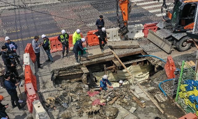 지난 4월 14일 오전 7시께 부산 사상구 감전동 새벽시장 맞은편 도로에서 싱크홀이 발생했다. 부산일보DB