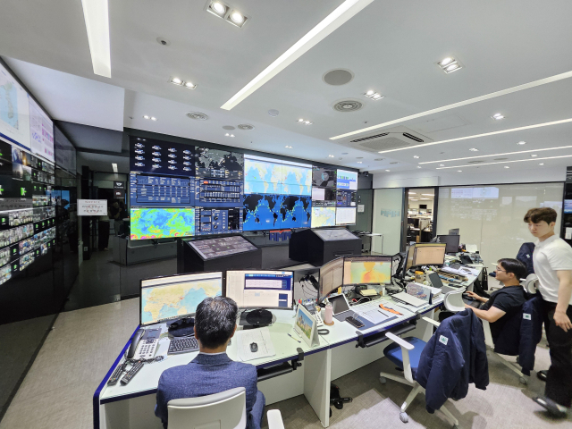 한국해양진흥공사가 중소선사도 모니터링 정보를 공유할 수 있는 ‘AI 기반 해양 상황실’ 구축에 나선다. 사진은 부산 중구 중앙동 HMM 선박종합상황실. 부산일보DB