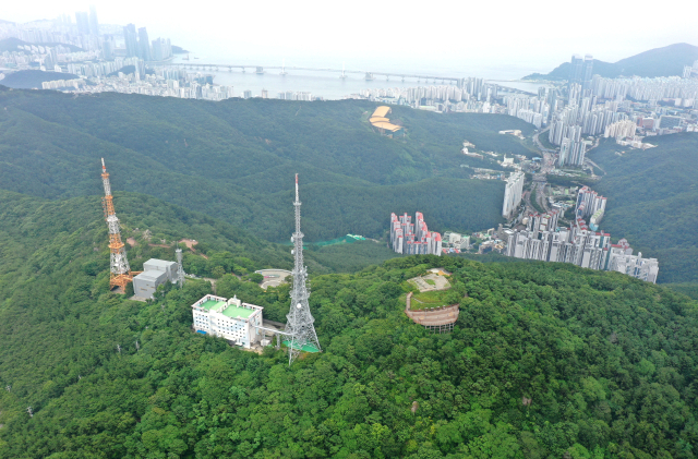 황령산 봉수전망대 및 1단계 케이블카 조성 사업에 이어 2단계 케이블카 사업도 본궤도에 올랐다. 정상부의 전망대와 남구 옛 스노우캐슬 부지를 잇는 2단계 케이블카 건립 구간. 정종회 기자 jjh@