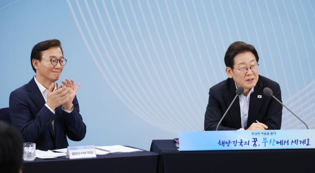 이재명 대통령과 전재수 해양수산부 장관이 지난 8월 부산 부경대에서 열린 타운홀미팅에 참석해 나란히 앉아 있는 모습. 이 대통령은 최근 국무회의에서 전 장관의 의견을 물은 뒤 동남투자은행이 아닌 동남권투자공사로 가닥을 잡았다. 정대현 기자 jhyun@