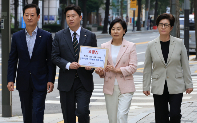 국민의힘 최은석(왼쪽부터), 진종오, 서명옥, 강선영 의원이 1일 종교단체 선거동원 의혹 관련 민주당 김경 서울시의원을 고발하기 위해 고발장을 들고 서울지방경찰청 민원실로 향하고 있다. 연합뉴스