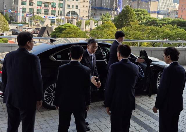1일 부산고법·부산지법 청사를 찾은 정성호 법무부 장관(왼쪽에서 세 번째). 이우영 기자 verdad@busan.com