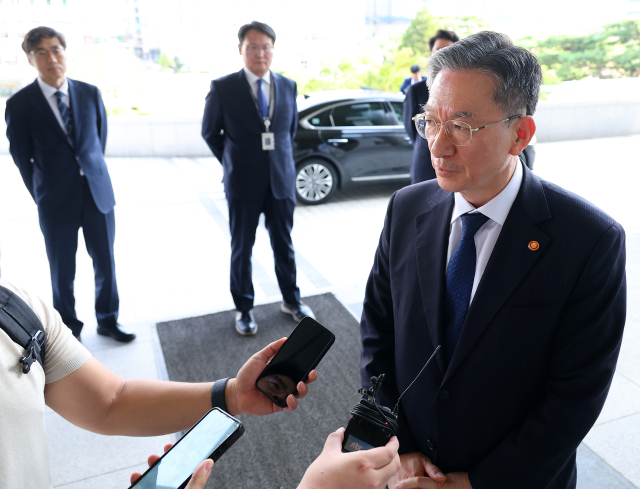 정성호 법무부 장관이 1일 오후 부산 연제구 부산 고등검찰청·부산지방검찰청을 찾아 취재진의 질문에 답하고 있다. 연합뉴스
