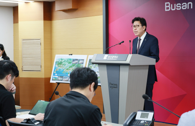 박형준 부산시장이 1일 부산시청 기자회견장에서 차세대 부산형 급행철도(BuTX)의 민자 적격성 조사 통과를 발표하고 있다. 부산시 제공