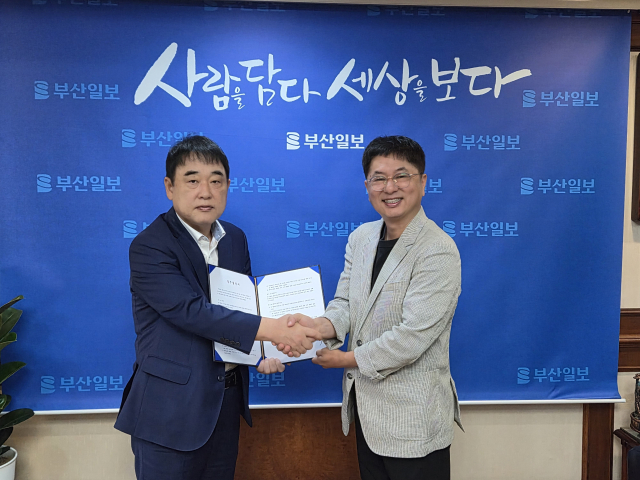 부산일보와 (주)월드다가치는 지난달 30일 국내 체류 외국인들의 지역 사회 정착을 돕기 위해 업무협약을 체결했다.