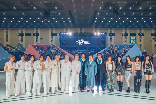 이재명 대통령이 1일 경기 고양시 킨텍스에서 열린 대중문화교류위원회 출범식에서 박진영 공동위원장 및 스트레이키즈, 르세라핌과 기념촬영을 하고 있다. 연합뉴스