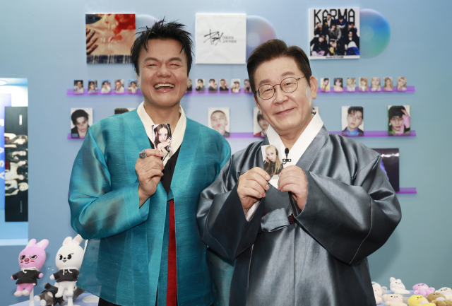 이재명 대통령이 1일 경기 고양시 킨텍스에서 열린 대중문화교류위원회 출범식에서 박진영 대중문화교류위원회 공동위원장과 K컬처 체험존에서 기념 촬영을 하고 있다. 연합뉴스