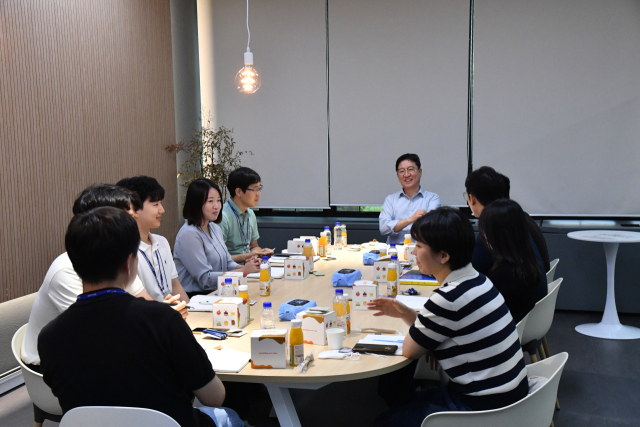 성창훈 한국조폐공사 사장이 타운홀 미팅에 참석해 직원들과 의견을 나누고 있다. 조폐공사 제공
