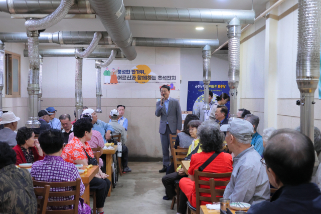 홍종욱 이사장을 비롯한 한국어촌어항공단 임직원들이 추석 명절을 맞아 관내 사회복지시설인 ‘금천누리종합사회복지관’를 방문해 기부물품 전달 및 봉사활동을 했다. 어촌어항공단 제공