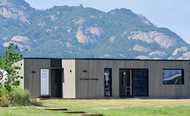 LG 스마트코티지 16평형 신모델이 서울 종로구 '열린송현 녹지광장'에 설치된 모습.LG전자 제공